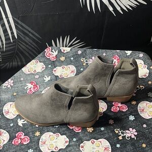 Women’s Gray Ankle Boots Size 6.5 – Faux Suede Chelsea Boot Style
